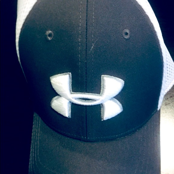 Mens black and white fitted Under Armour hat - Picture 3 of 3
